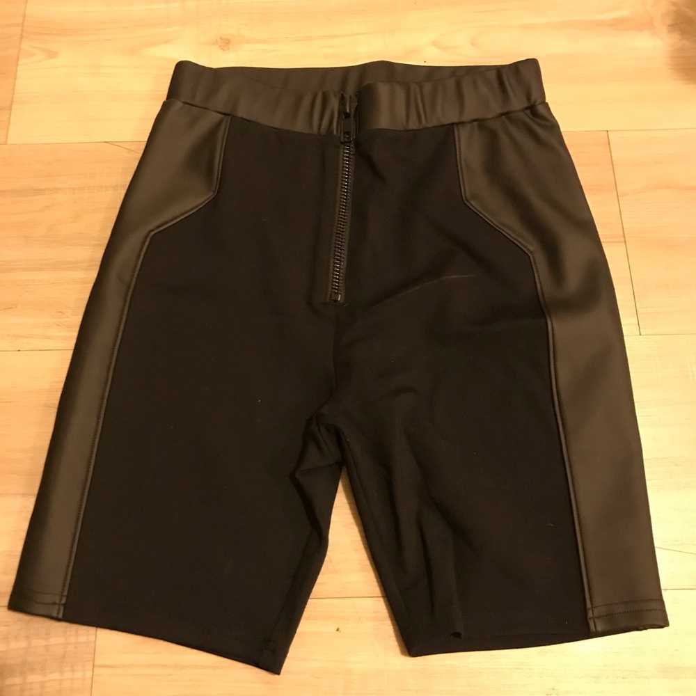 Bike shorts with leather details